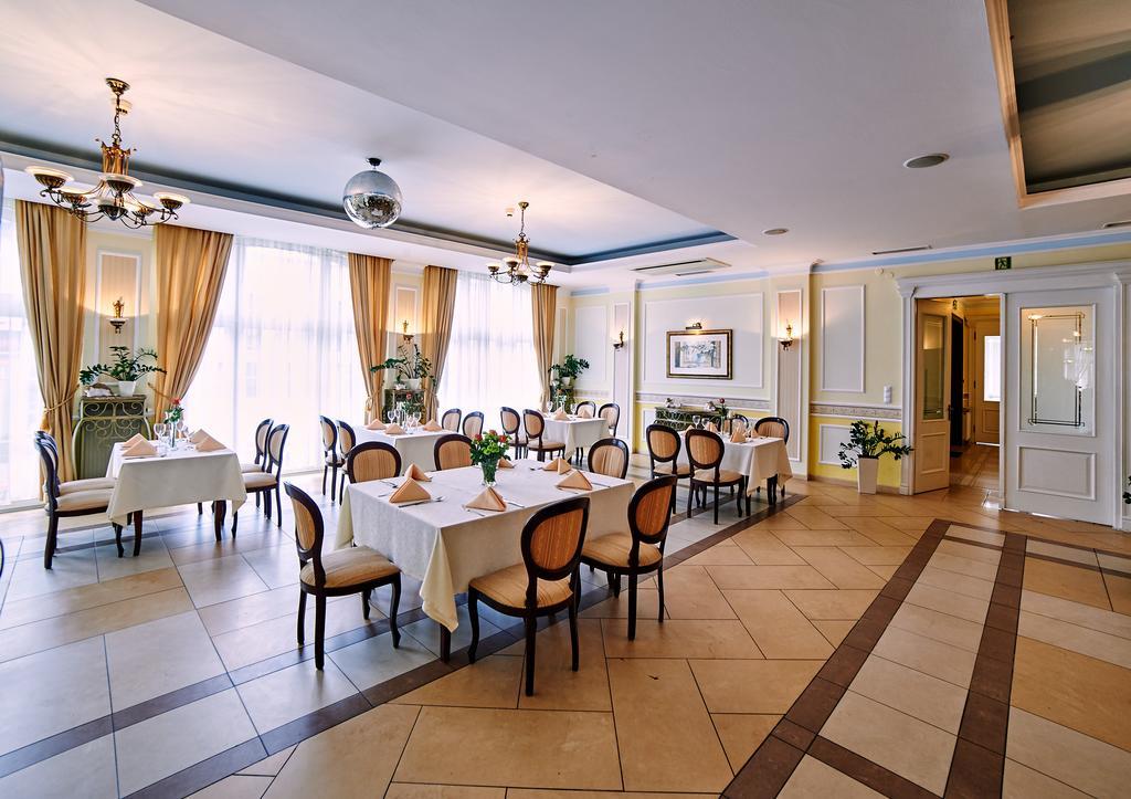 Villa Royal Ostrow Wielkopolski Exterior photo