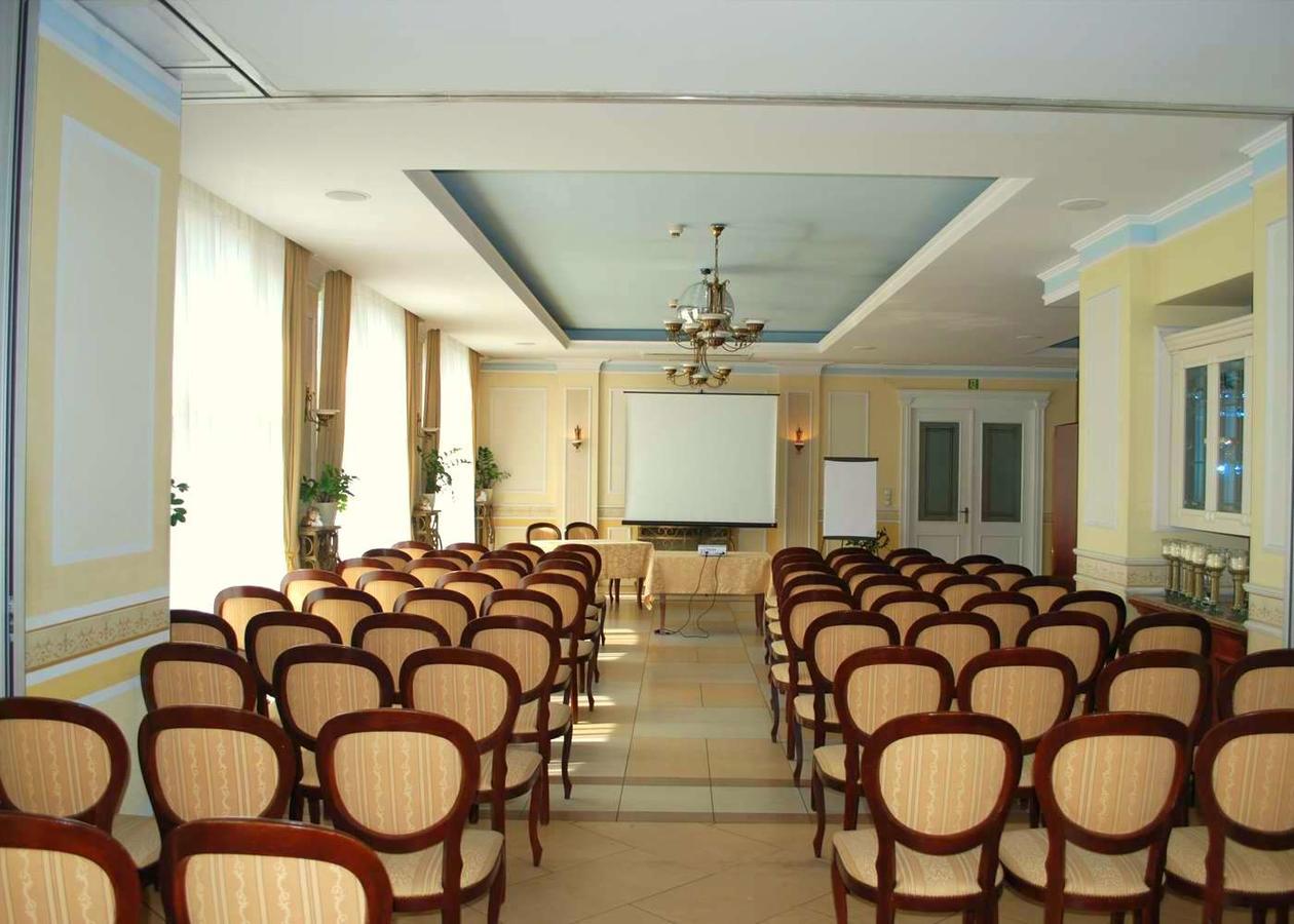 Villa Royal Ostrow Wielkopolski Exterior photo