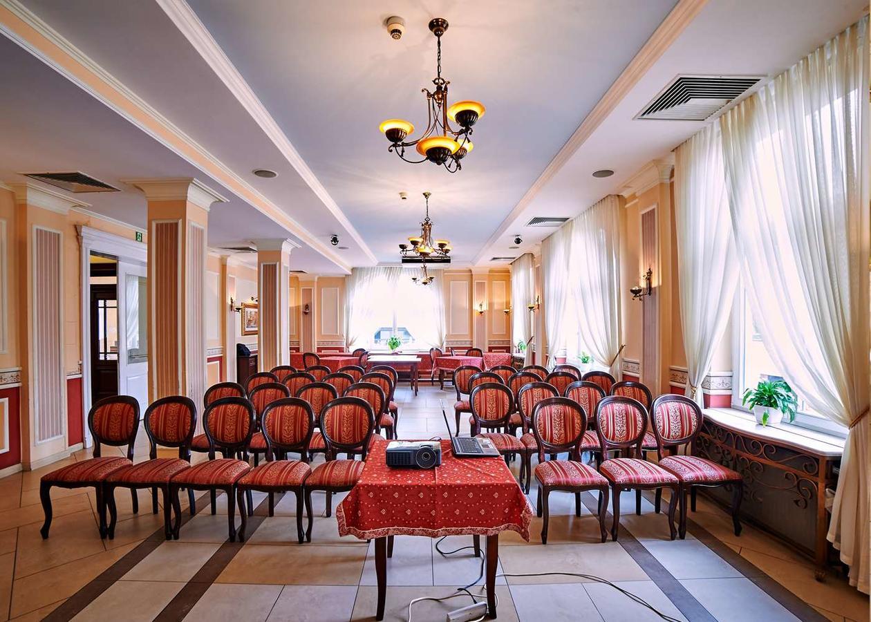 Villa Royal Ostrow Wielkopolski Exterior photo